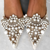 Weiße Satin-Pumps mit Perlen und Schmucksteinen